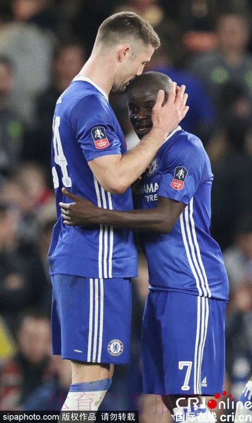 MVP!坎特赛后驾车离开 遭蓝军球迷围堵+喷香槟